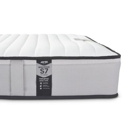 An Image of Jay-Be Benchmark S7 Tri-Brid Pocket Spring Mattress - 3ft Single (90 x 190 cm)