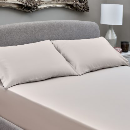 An Image of The Willow Manor Egyptian Cotton Sateen King Fitted Sheet - Champagne