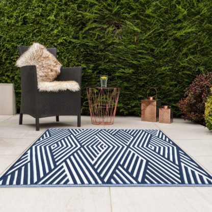 An Image of JVL Geo Reversible Plastic Woven Outdoor Rug Blue