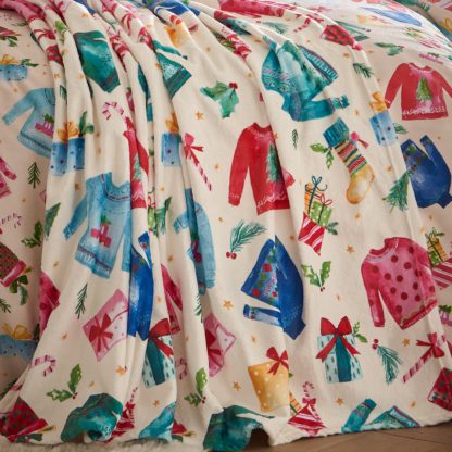 An Image of Catherine Lansfield Jolly Jumpers Fleece Throw 130cm x 170cm Cream